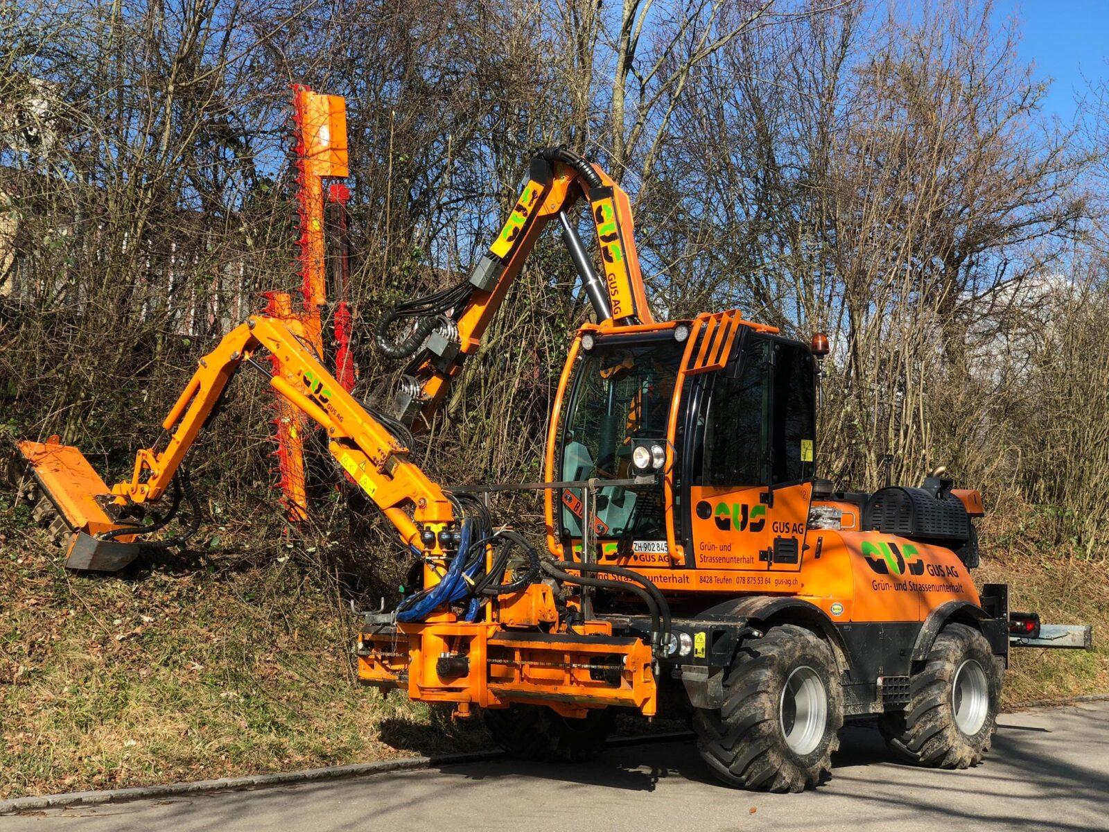 Energreen mit Doppelheckenschere und Mulcher pflegt die Strassen-Böschung im Winter.