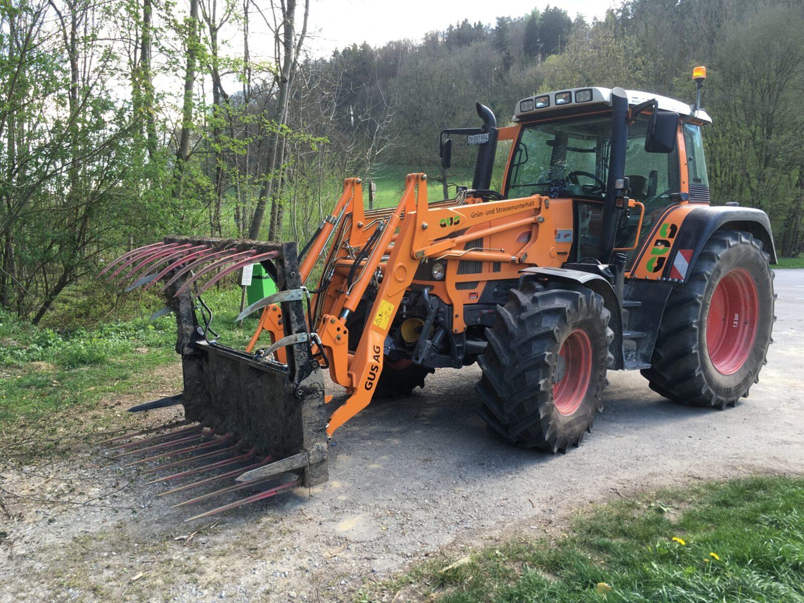 Fendt Vario 415 mit geöffneten Klauen am Frontlader bereit für den Einsatz.