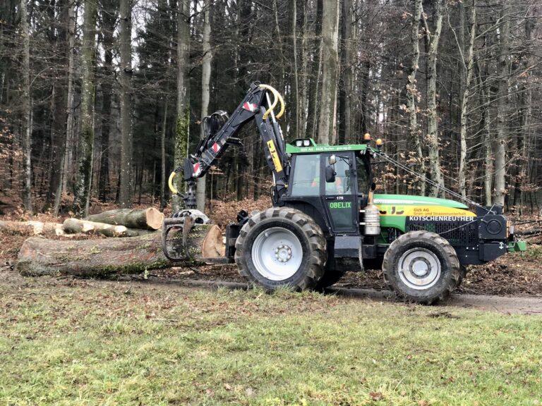 Kotschenreuther Forsttraktor schleppt grossen Baumstamm so stark wie Obelix.
