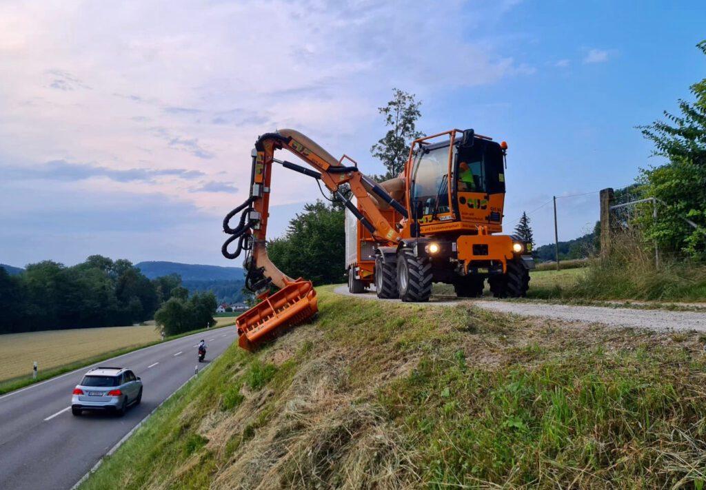 Naturschutzpflege an einer Strassenböschung.