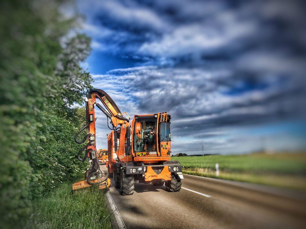 Energreen mäht Grasstreifen entlang der Strasse.