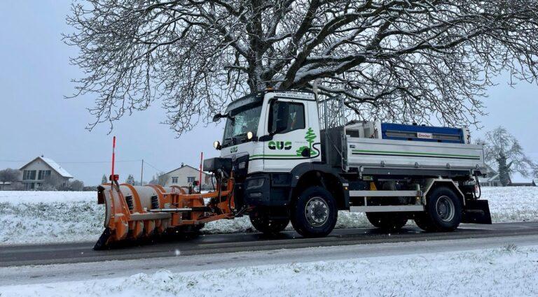 Schnee räumen mit dem aufgerüsteten MAN Lastwagen.
