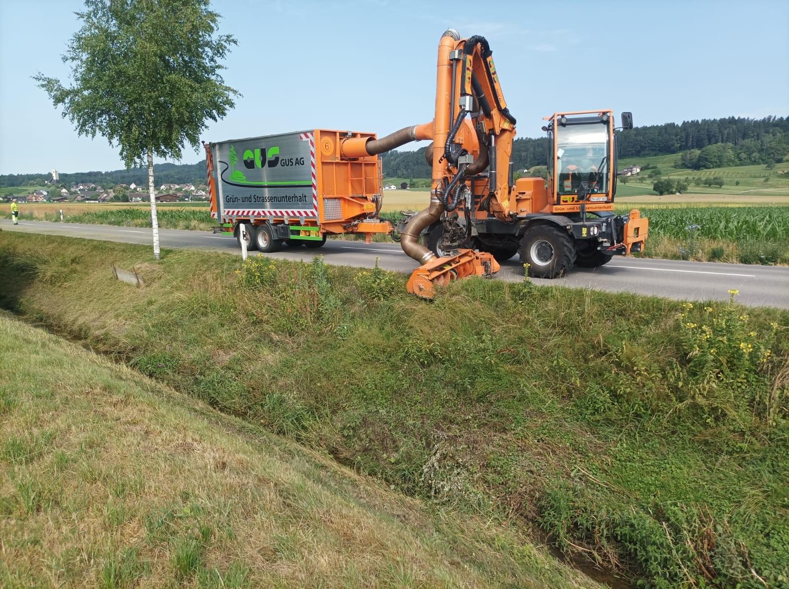 Energreen Messerbalken mit Absaugung, Spezialgerät für den naturnahen Böschungsunterhalt entlang von Strassen.